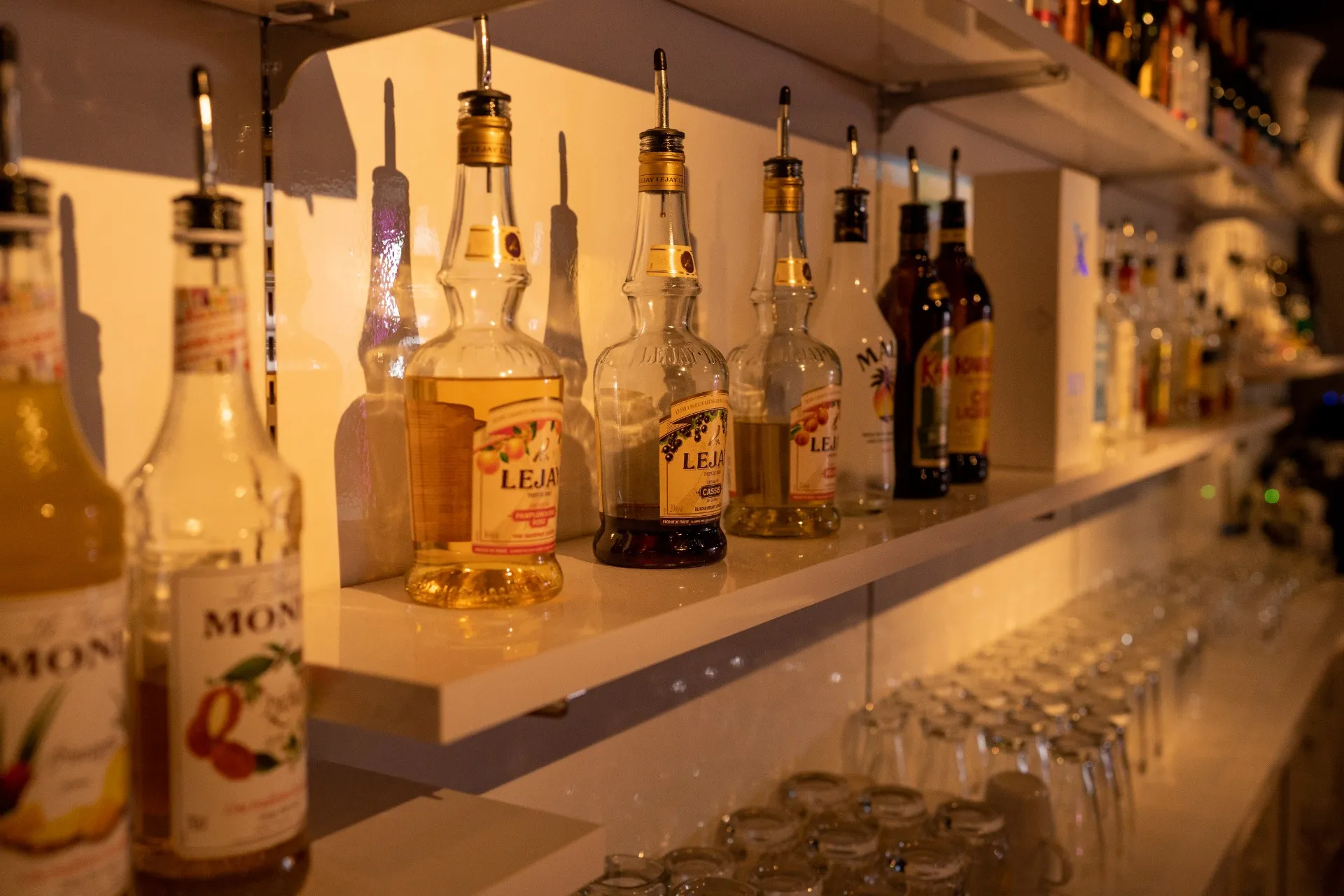 店内の雰囲気やメニューを写真で紹介